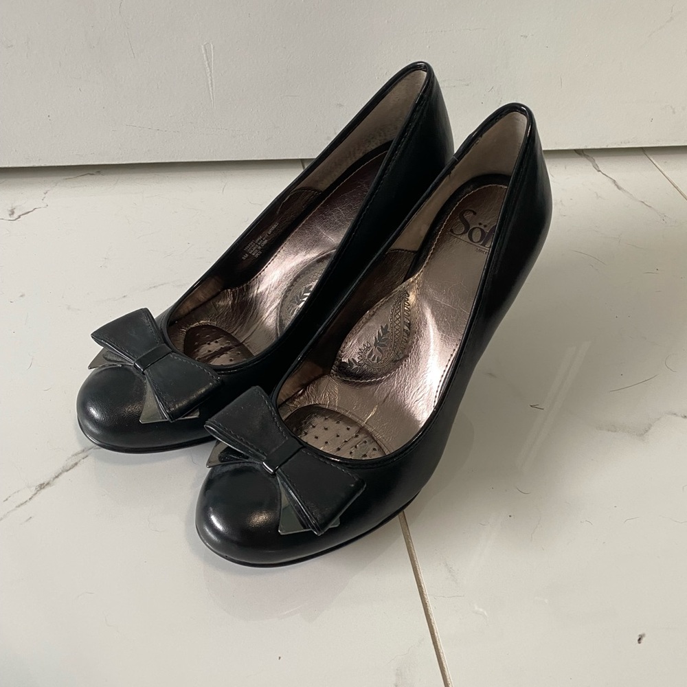 Leather heels with bows